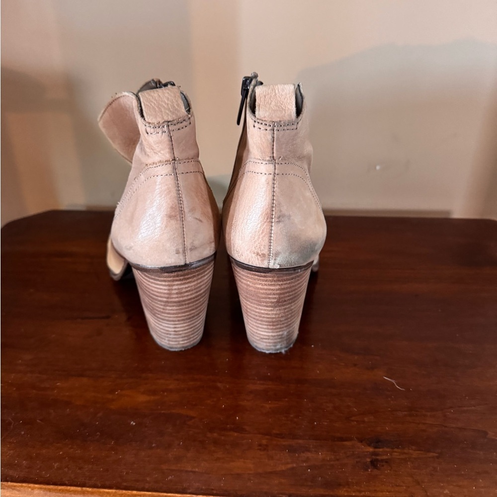 Vince Camuto Hartin Leather Ankle Boots in Taupe Tan with a Blockheel - Picture 5 of 11